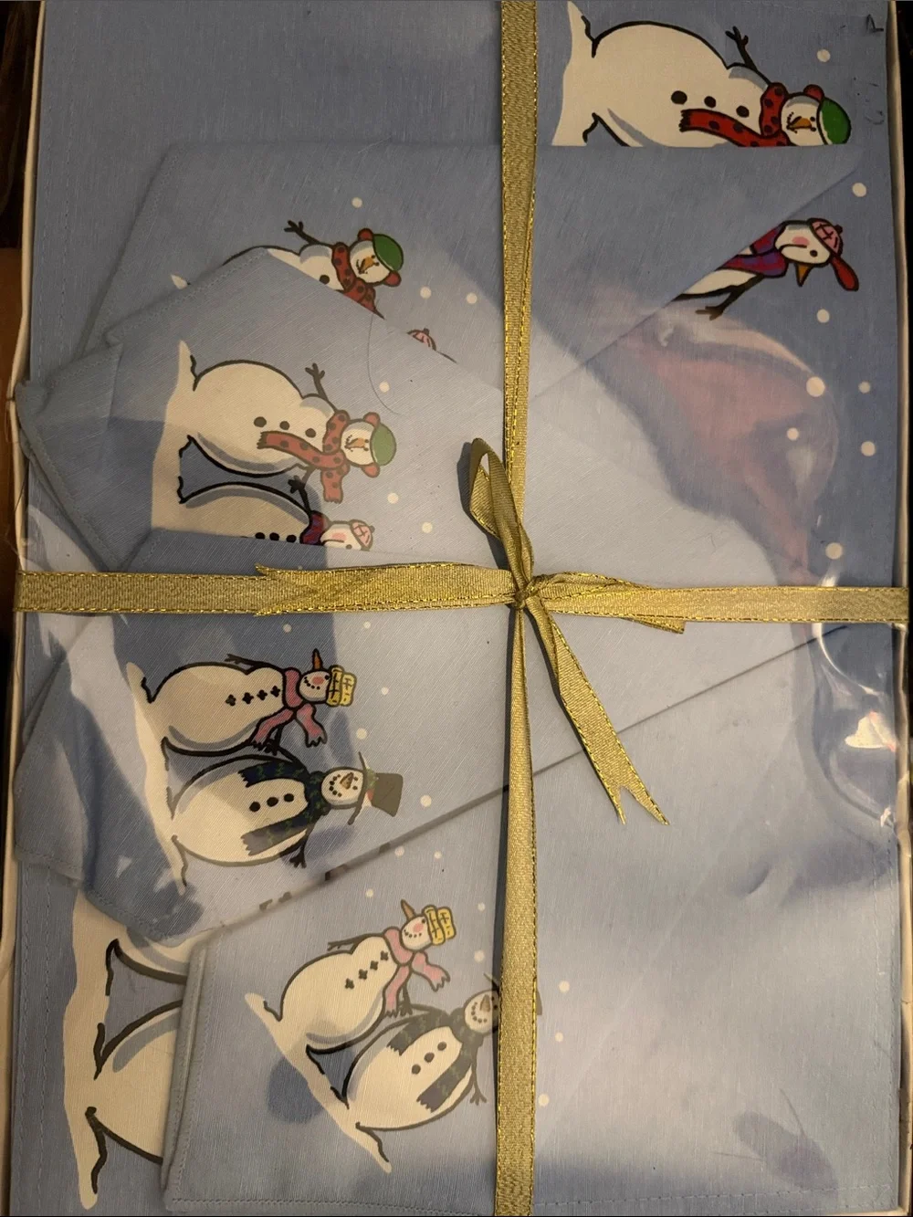 Set four snowman placemats in napkins